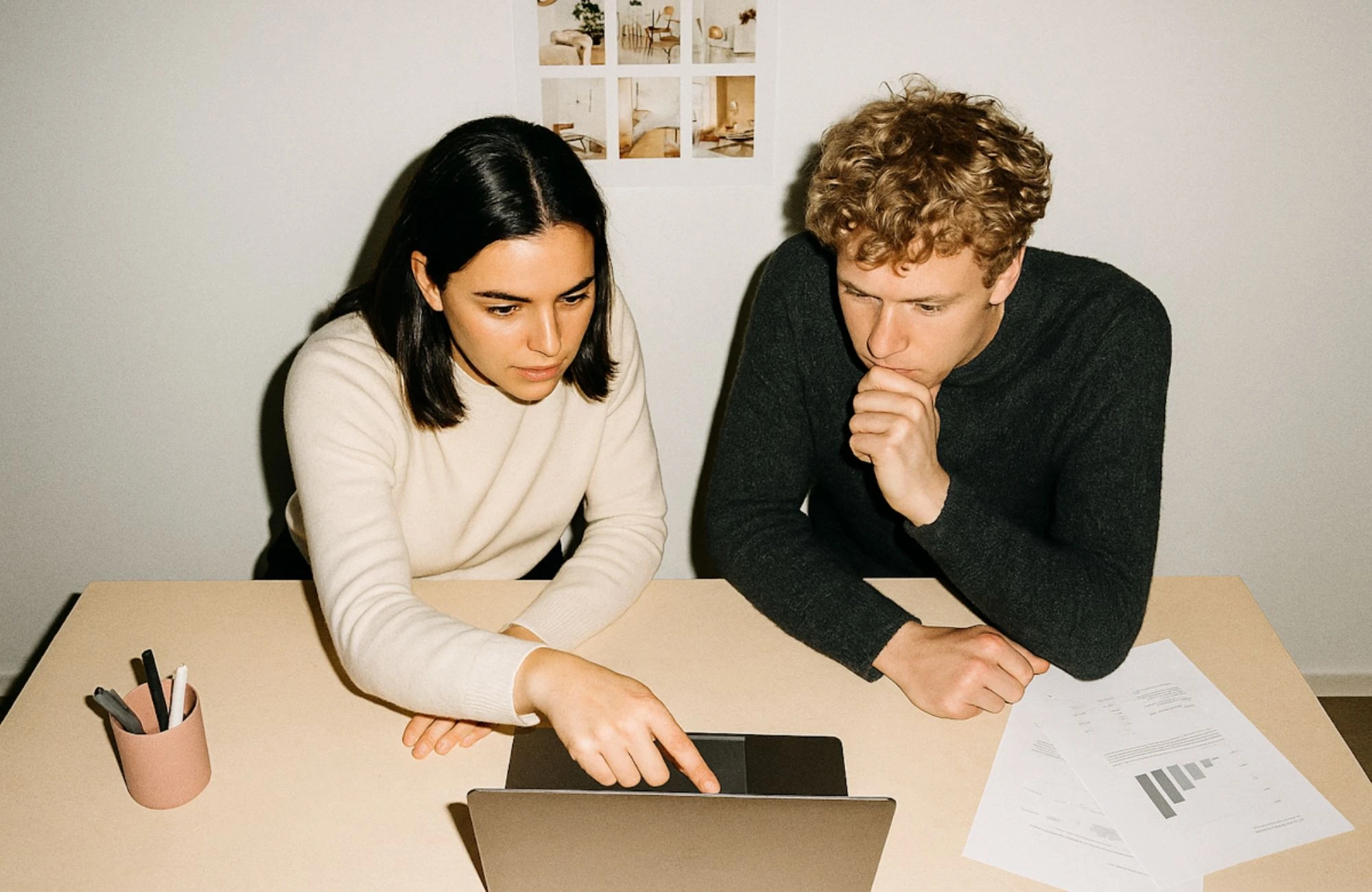 Nainen ja mies työskentelevät kannettavalla tietokoneella.