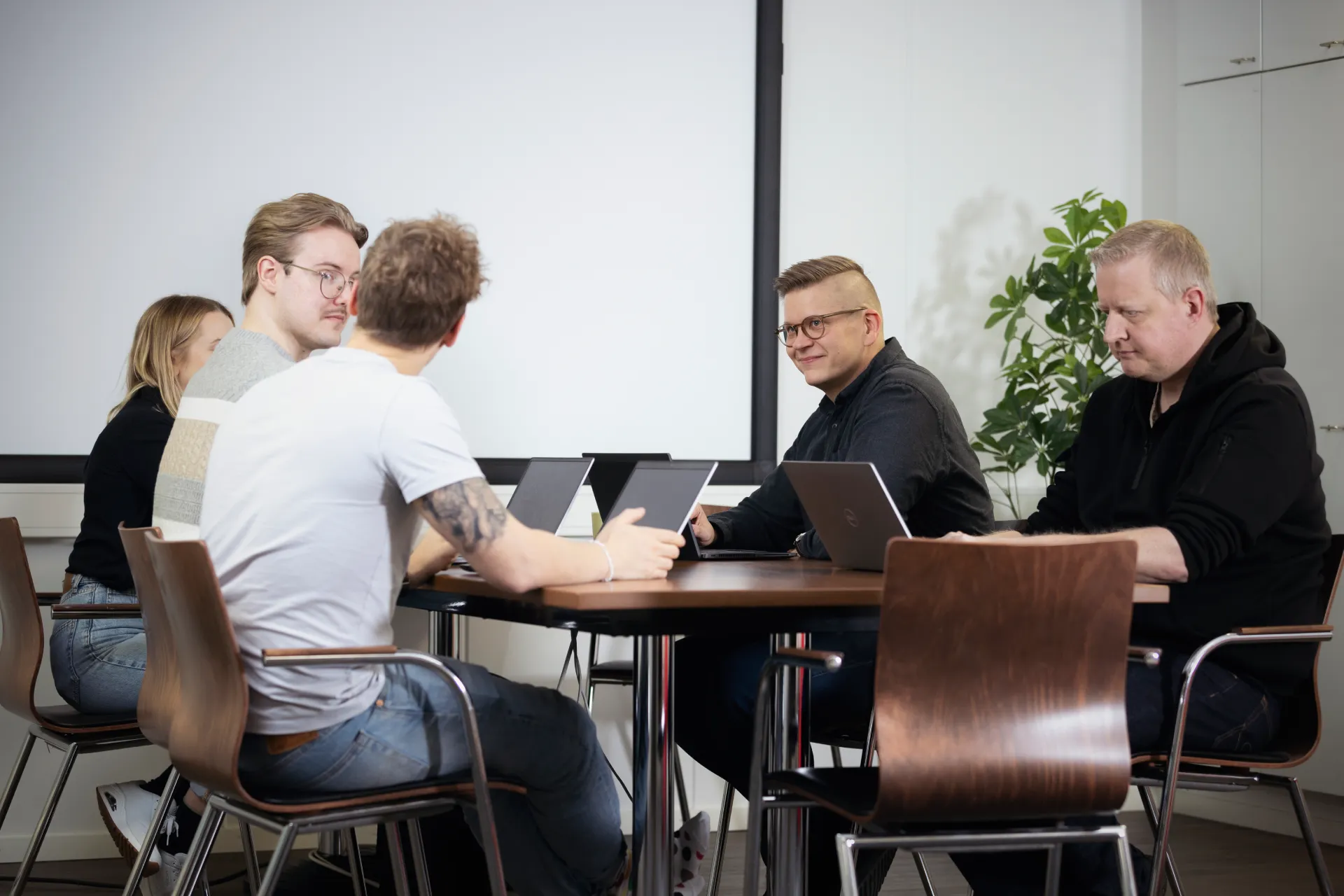 Hurja solutions design sprint -artikkelikuva, jossa Hurjan tiimi suunnittelemassa pöydän ympärillä.