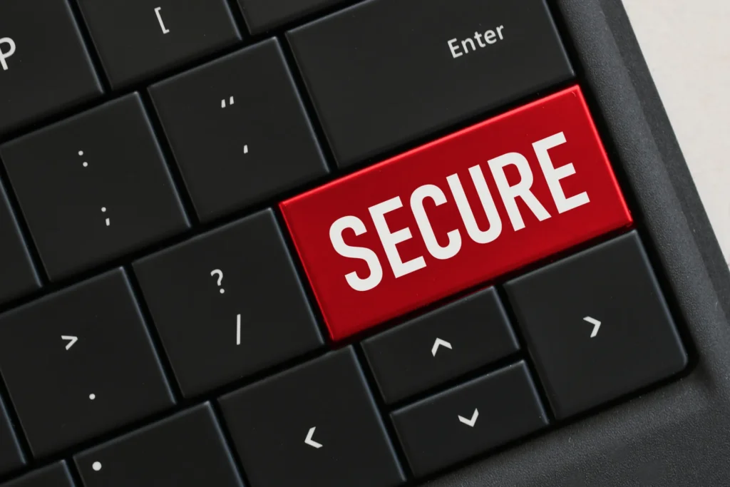 Näppäimistö, jossa punaisella “secure”-näppäin, symboloimassa tietoturvallisia WordPress-verkkosivuja ja turvallista verkkoympäristöä.