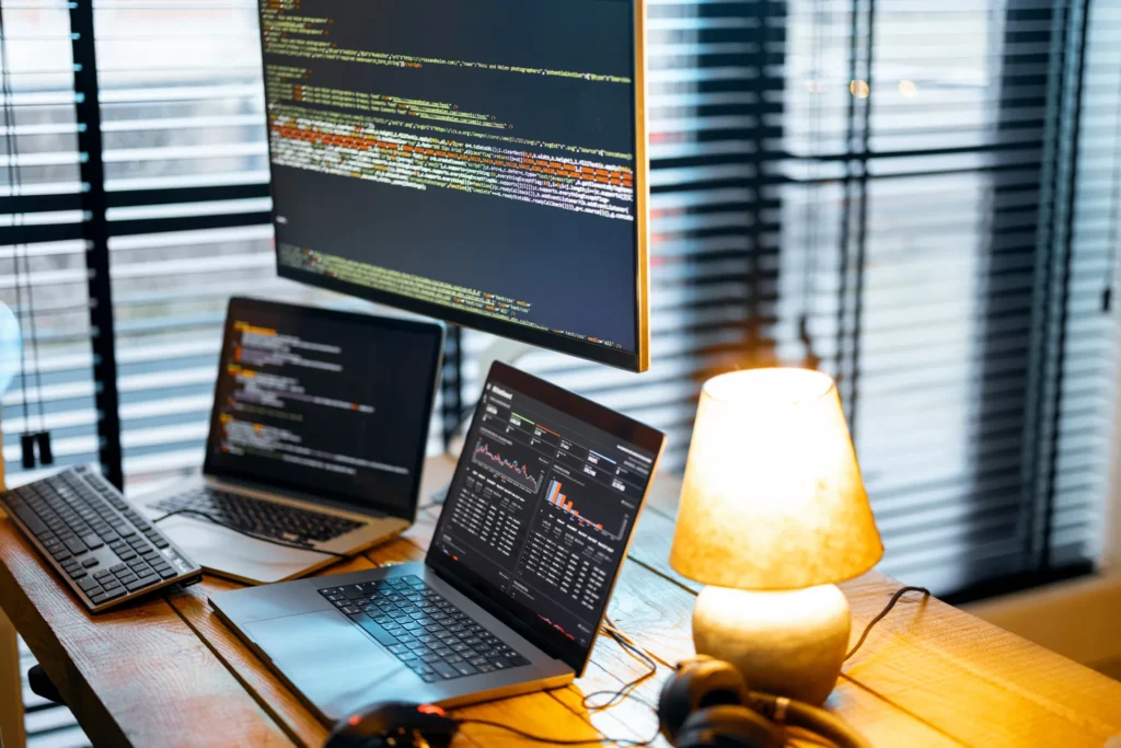 Hurja Solutions: DevOps-blogin kansi, jossa tietokoneita.