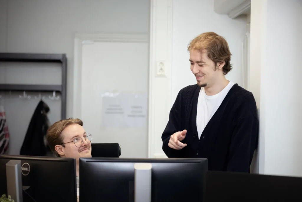 Hurja Solutionsin työntekijöitä ohjelmoimassa.