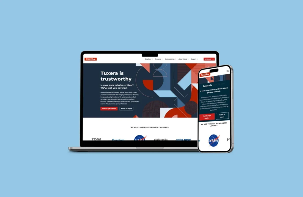 Tuxeran verkkosivujen mockup kannettavalla tietokoneella ja puhelimen näytöllä.