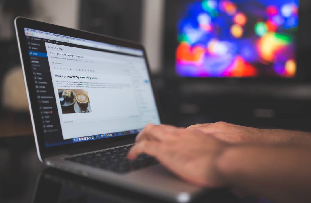 Kehittäjä luo Wordpress-sivuja tietokoneella.