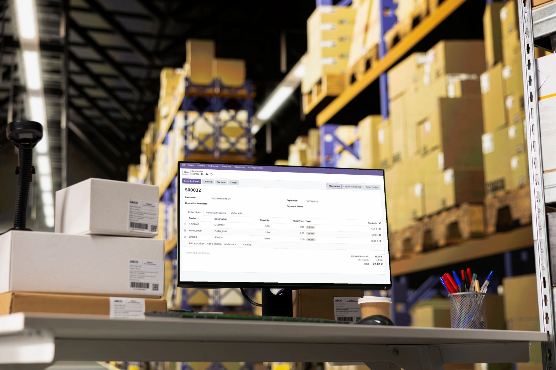 Odoo ERP järjestelmä tietokoneen näytöllä varastossa.