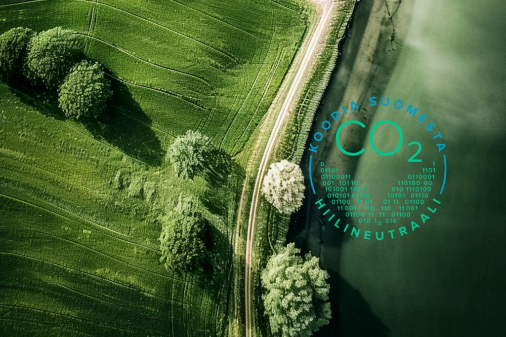 Hiilineutraaliusmerkki vihreällä taustalla, jossa ilmakuva pellosta ja vedestä.