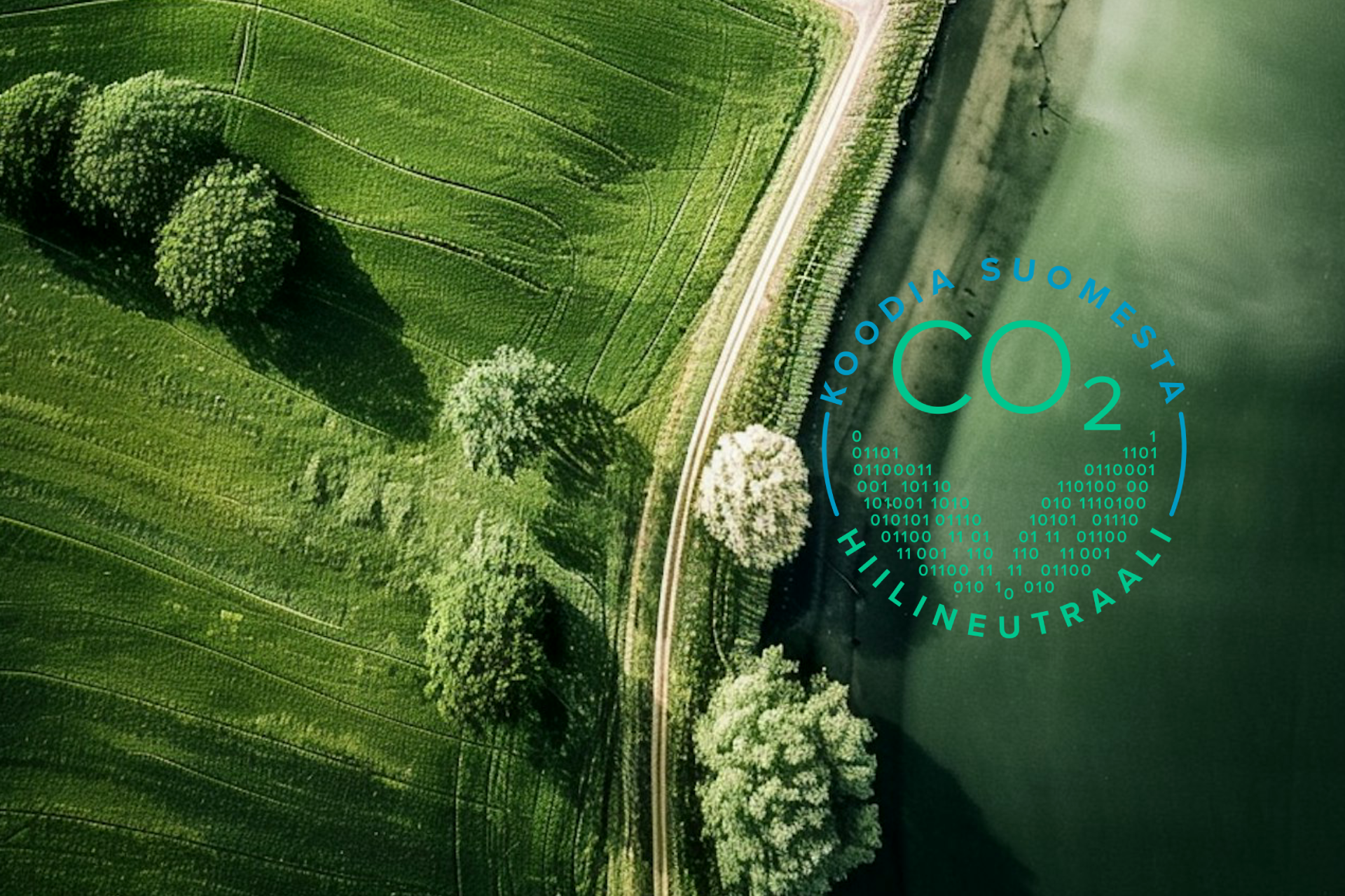Hiilineutraaliusmerkki vihreällä taustalla, jossa ilmakuva pellosta ja vedestä.