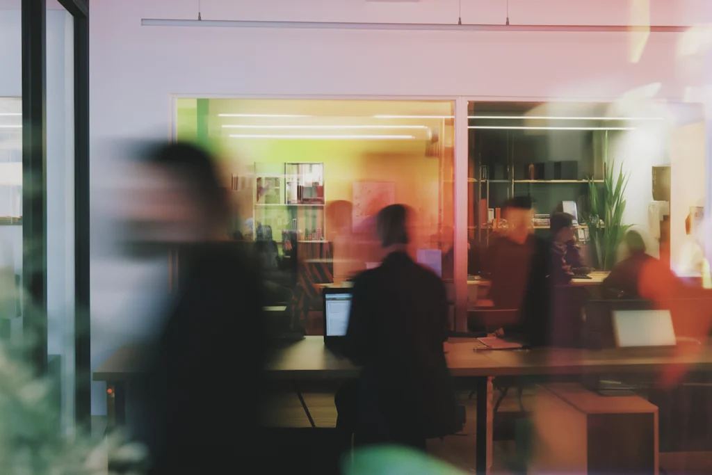 Moderni toimisto, jossa työntekijöitä.