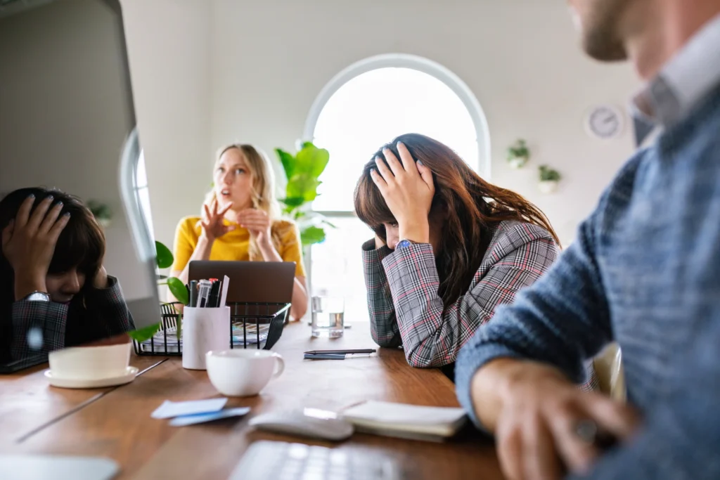 Stressaantuneita ihmisiä tapaamisessa.