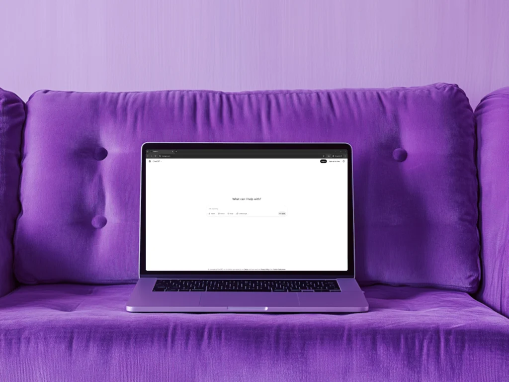 Generatiivinen tekoäly GPT läppärin näytöllä sohvalla.