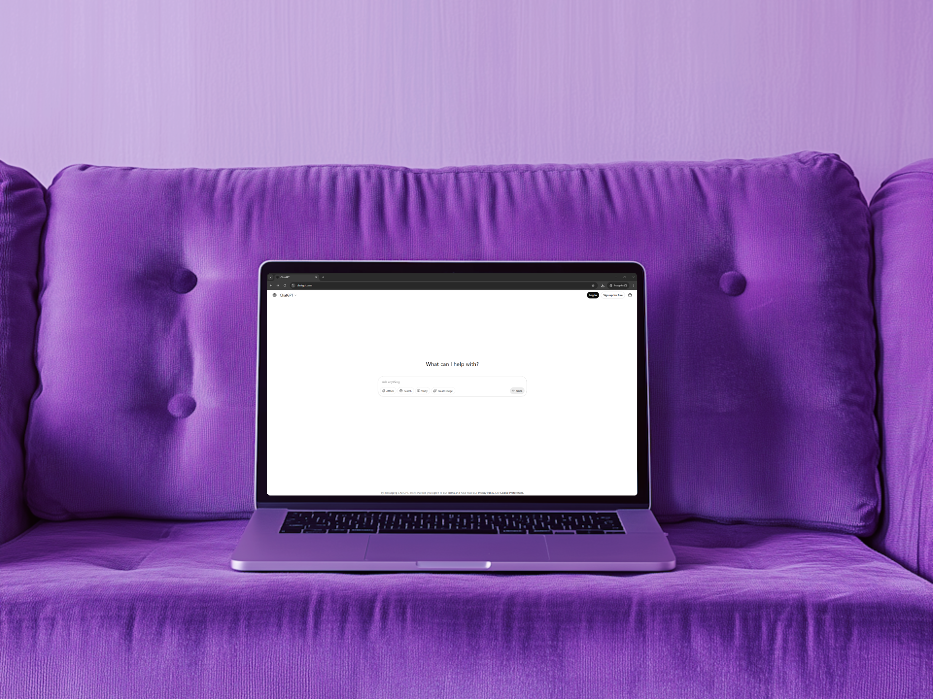 Generatiivinen tekoäly GPT läppärin näytöllä sohvalla.